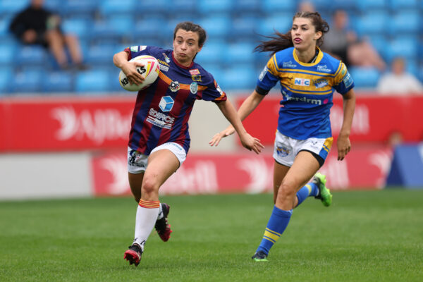 Picture by John Clifton/SWpix.com - 24/07/2022 - Rugby League - Rugby League Nines Finals - Leeds Rhinos v Catalans Dragons - Semi Final - AJ Bell Stadium, Salford, England -
Leeds Rhinos’ Elle Frian
Catalans Dragons’ Fanny Ramos