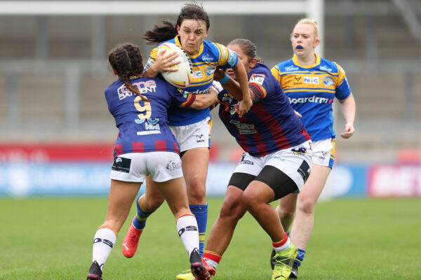Picture by John Clifton/SWpix.com - 24/07/2022 - Rugby League - Rugby League Nines Finals - Leeds Rhinos v Catalans Dragons - Semi Final - AJ Bell Stadium, Salford, England -
Leeds Rhinos’ Hannah Butcher
Catalans Dragons’ Fanny Ramos and Leila Bessahli