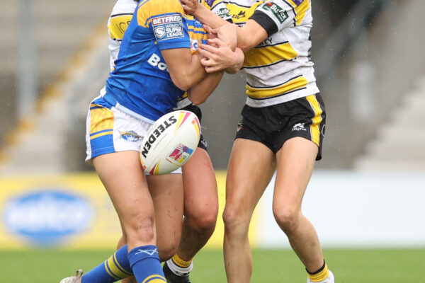 Picture by John Clifton/SWpix.com - 24/07/2022 - Rugby League - Rugby League Nines Finals - York City Knights v Leeds Rhinos - Final - AJ Bell Stadium, Salford, England -
York City Knights' Olivia Gale
Leeds Rhinos’ Tara Moxon